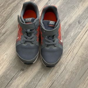 Nike boys downshifted 8 preschool shoe